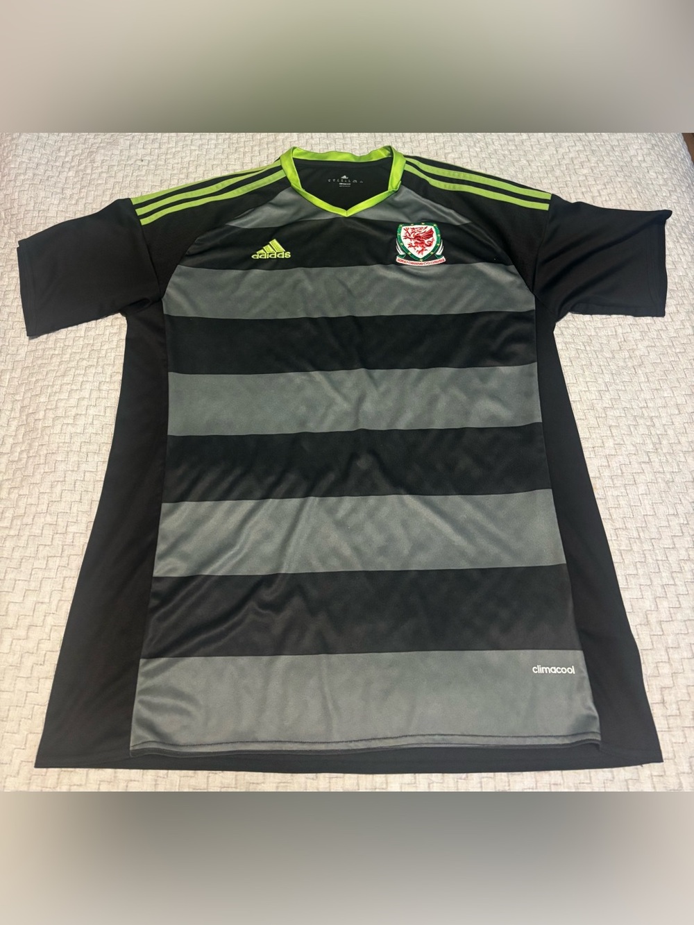 Vintage Wales Adidas Soccer Jersey Size XL - Picture 1 of 7